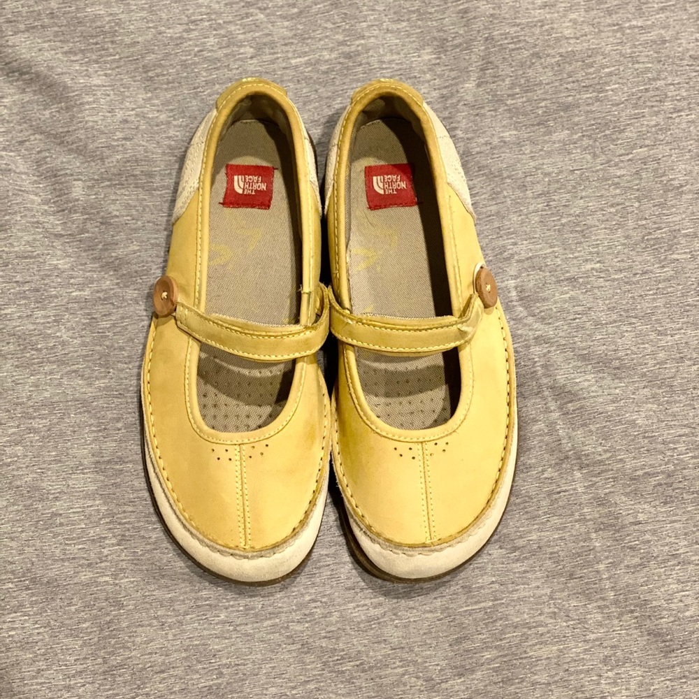 North face Sydney flat with side button strap